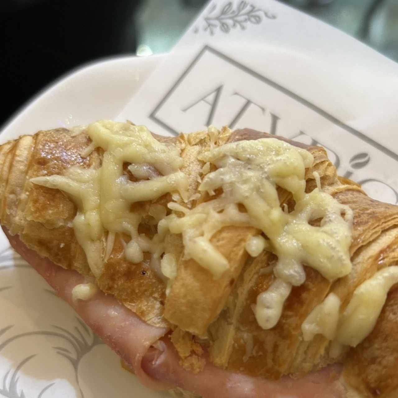 Croissant jamon y queso