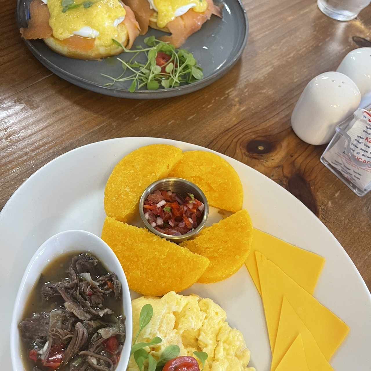 Desayuno - Huevos Benedictos y desayuno panameño