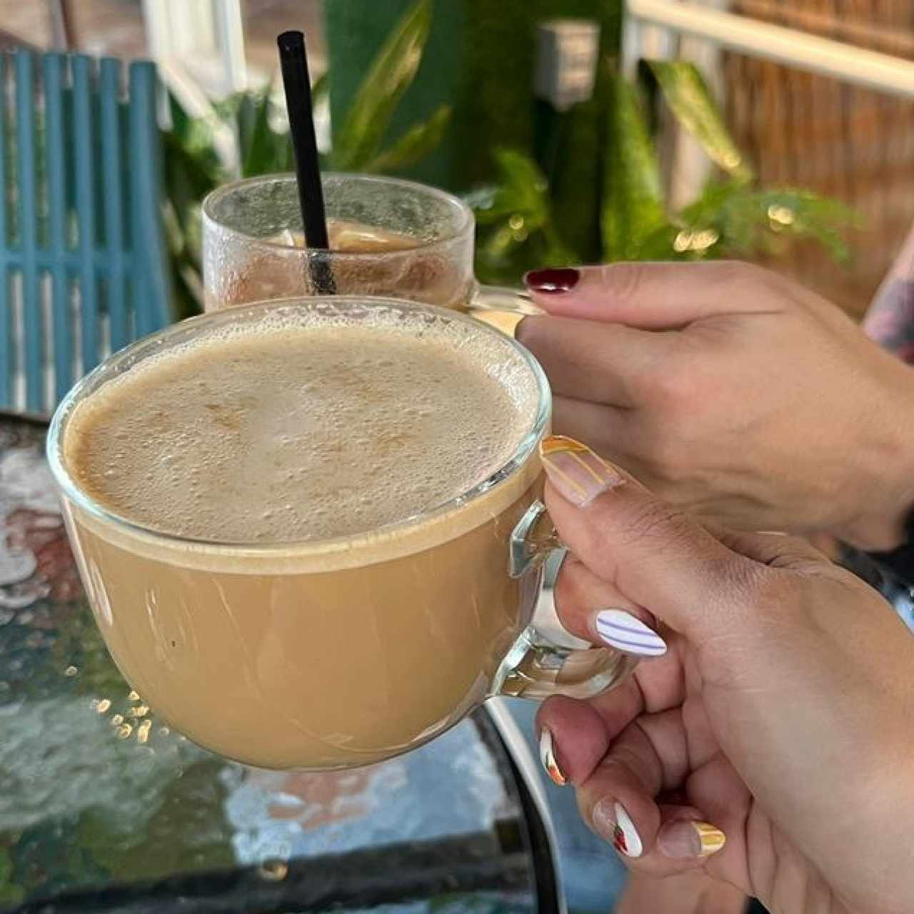 Iced latte y cappuccino con bebida de almendra