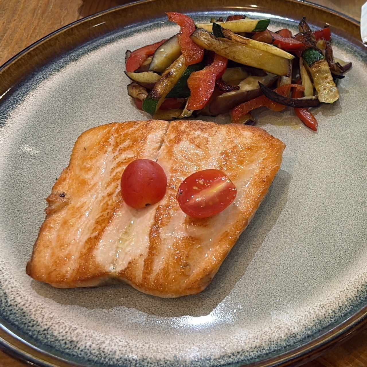 Salmon com vegetales saltesdos