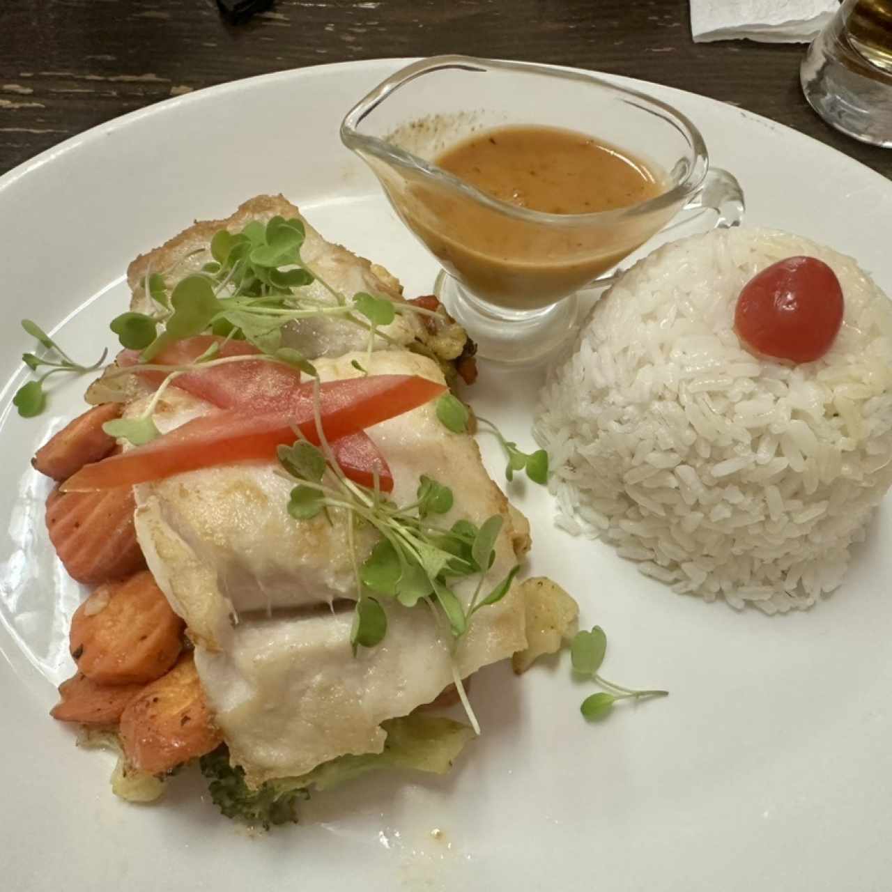 Pescado Thai con curry, montado en una cama de vegetales y acompañado con arroz blanco