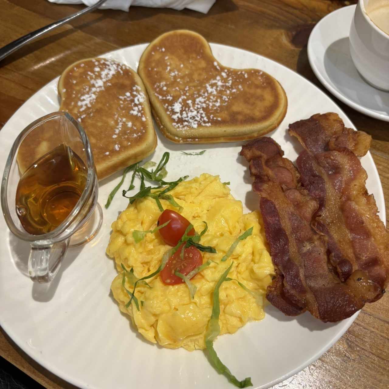 Pancake, huevos al gusto y bacon