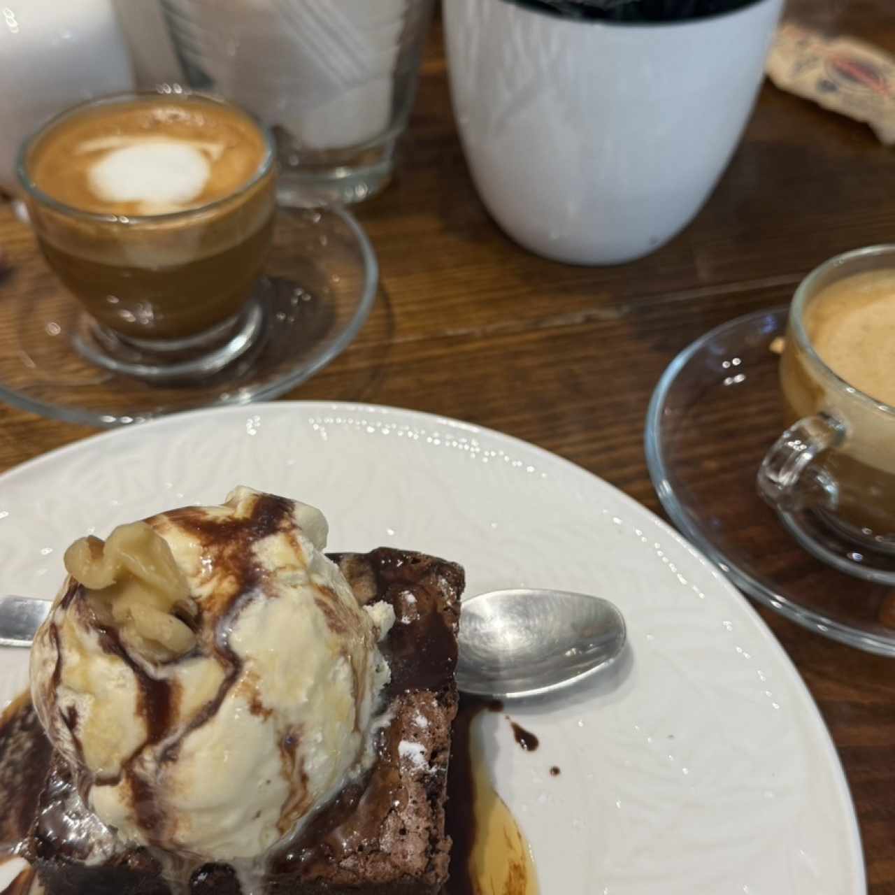 Brownie con helado y cortado