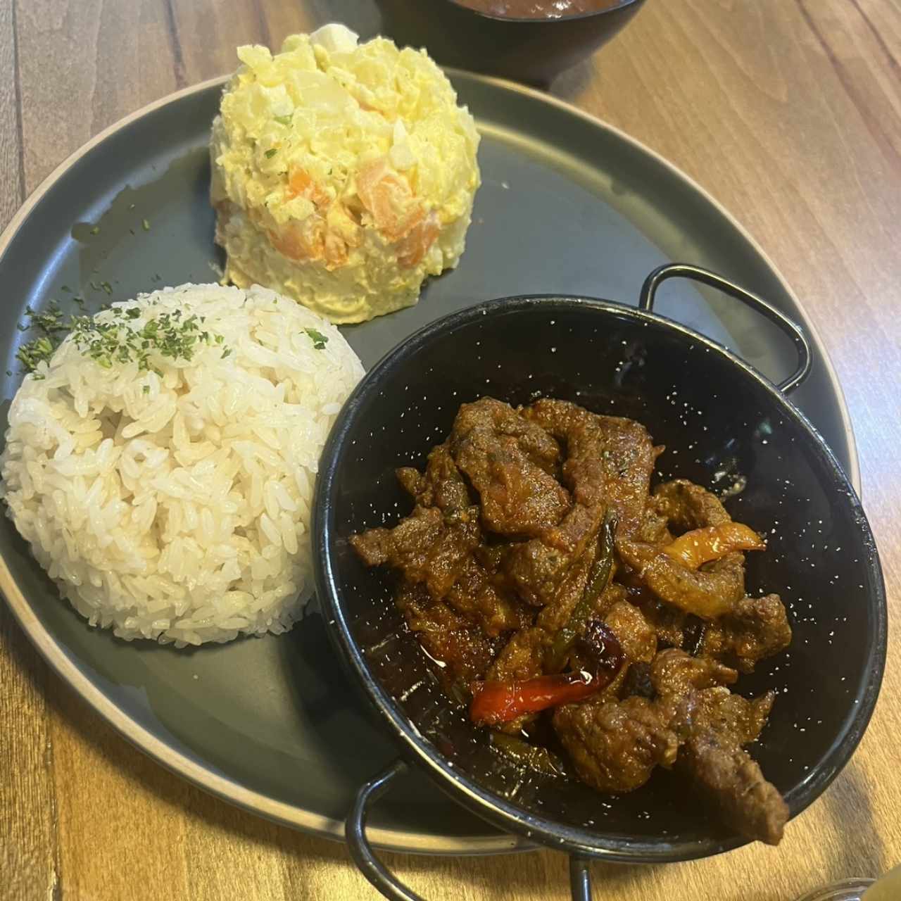 Carne, arroz y ensalada