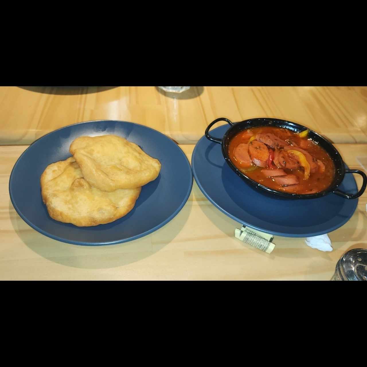 Salchicha guisada con hojaldre