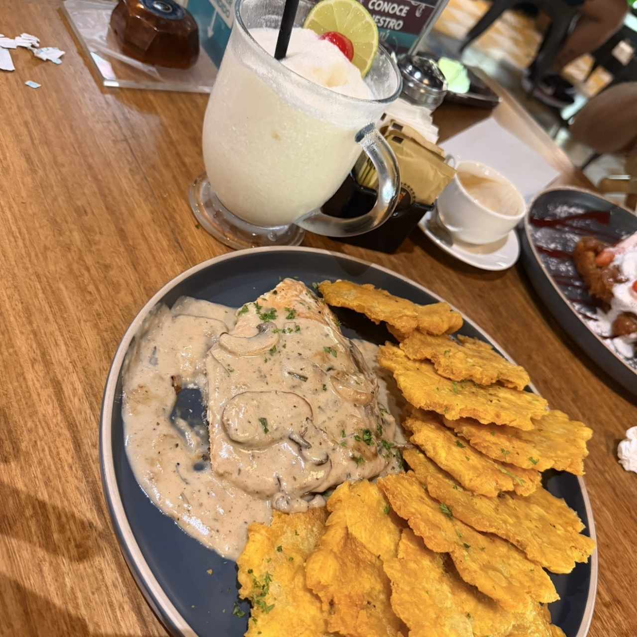 chicken al hongo con patacones y limonada de coco.
