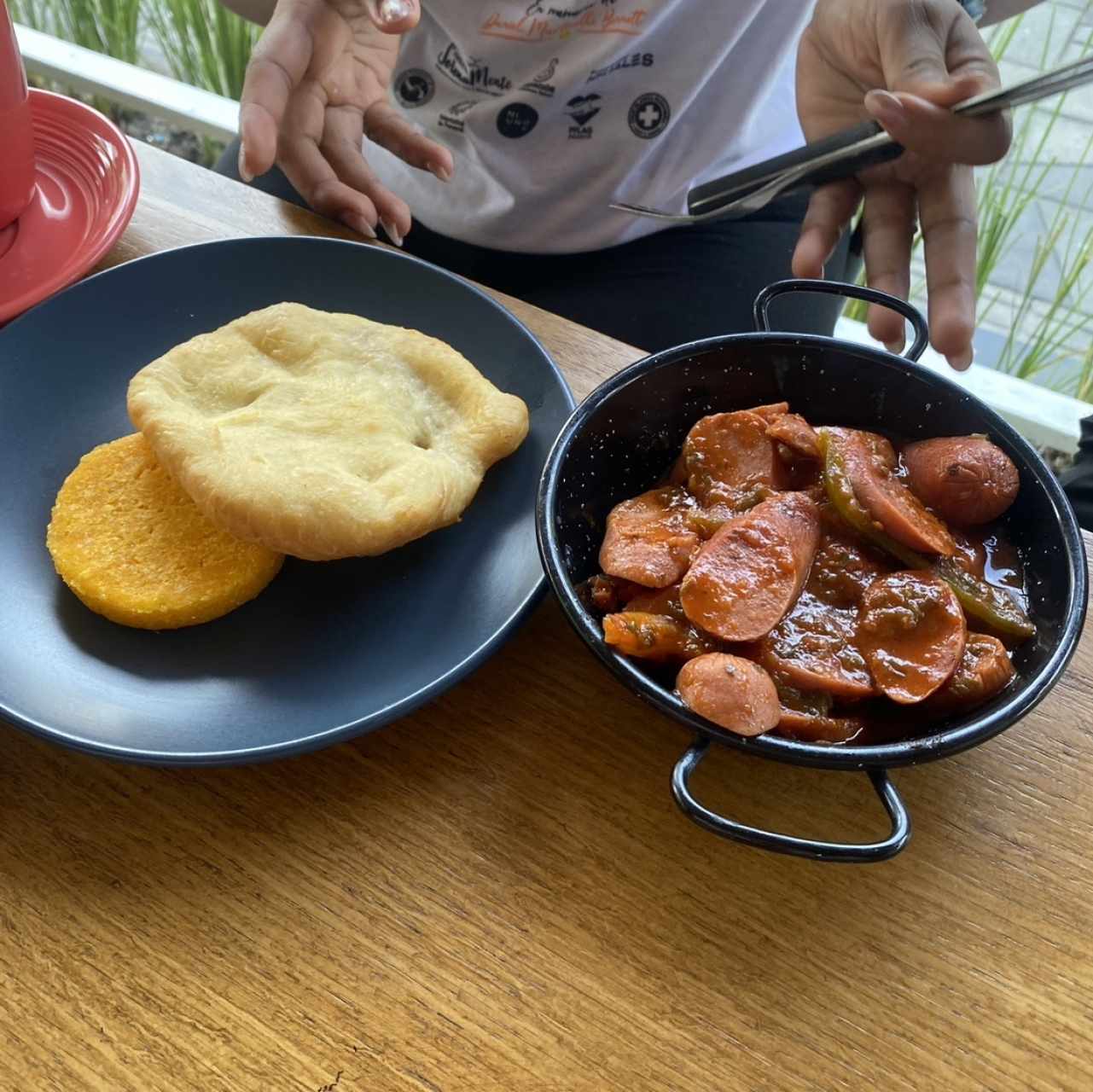 Orden de salchichas guisadas, hojaldre y tortilla