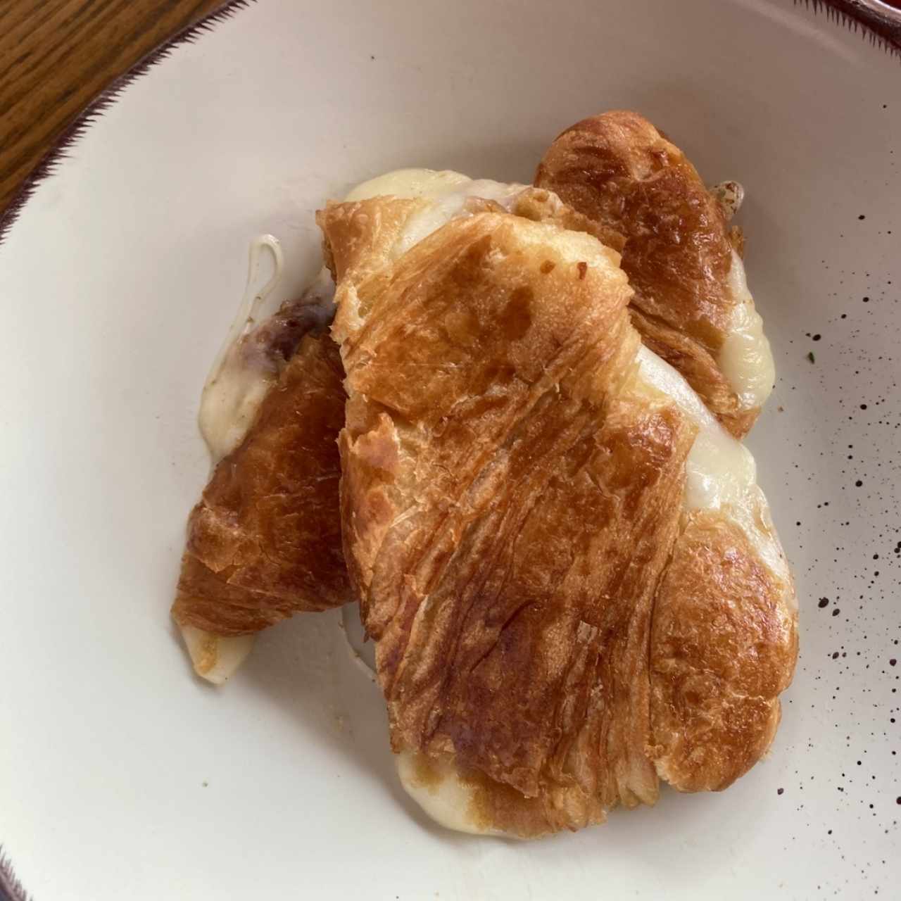 Croissant relleno queso mozzarella