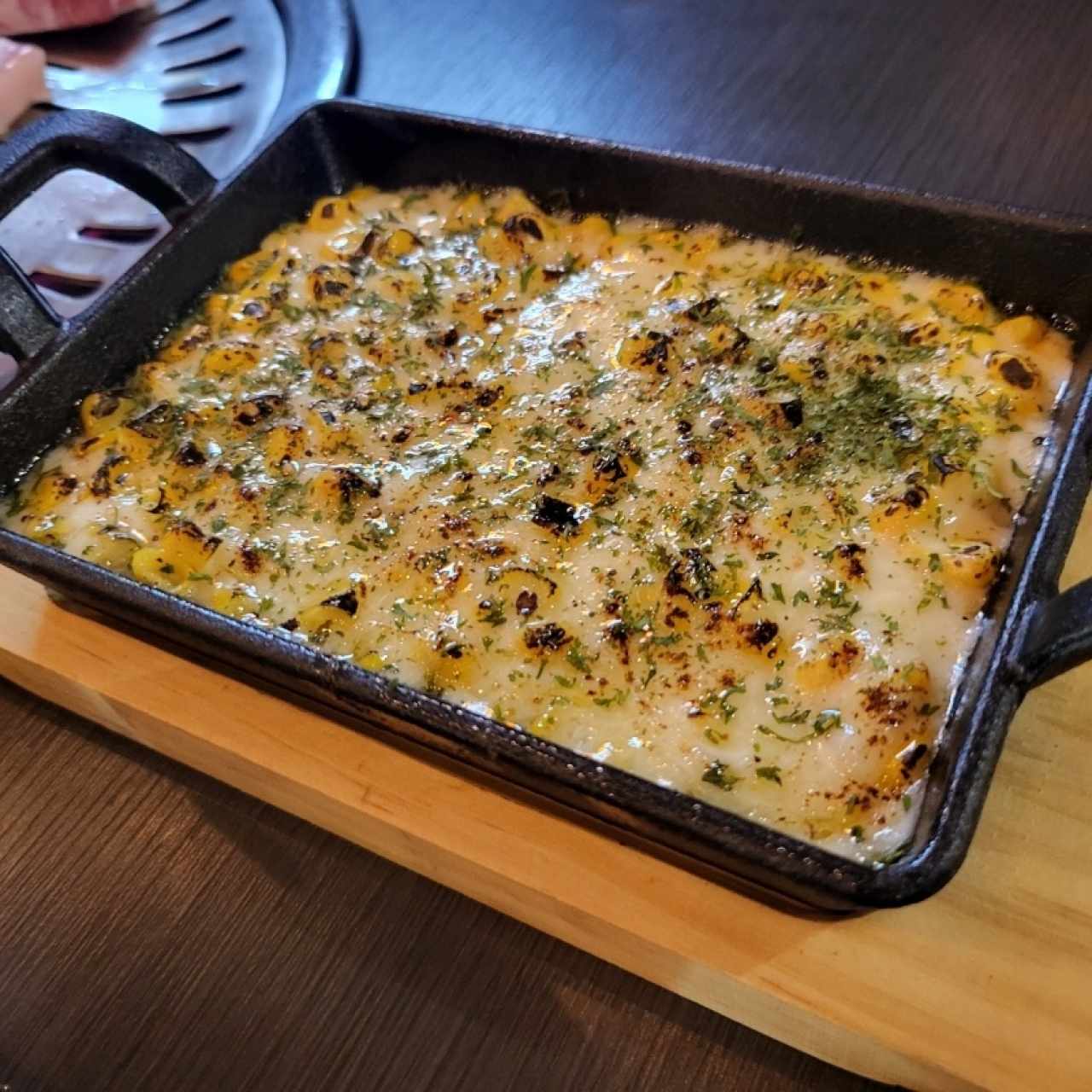 Queso fundido con maíz