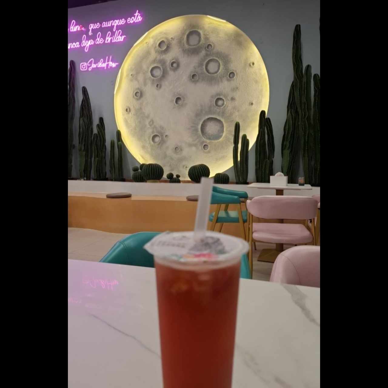 bebida de té con fresa y mango