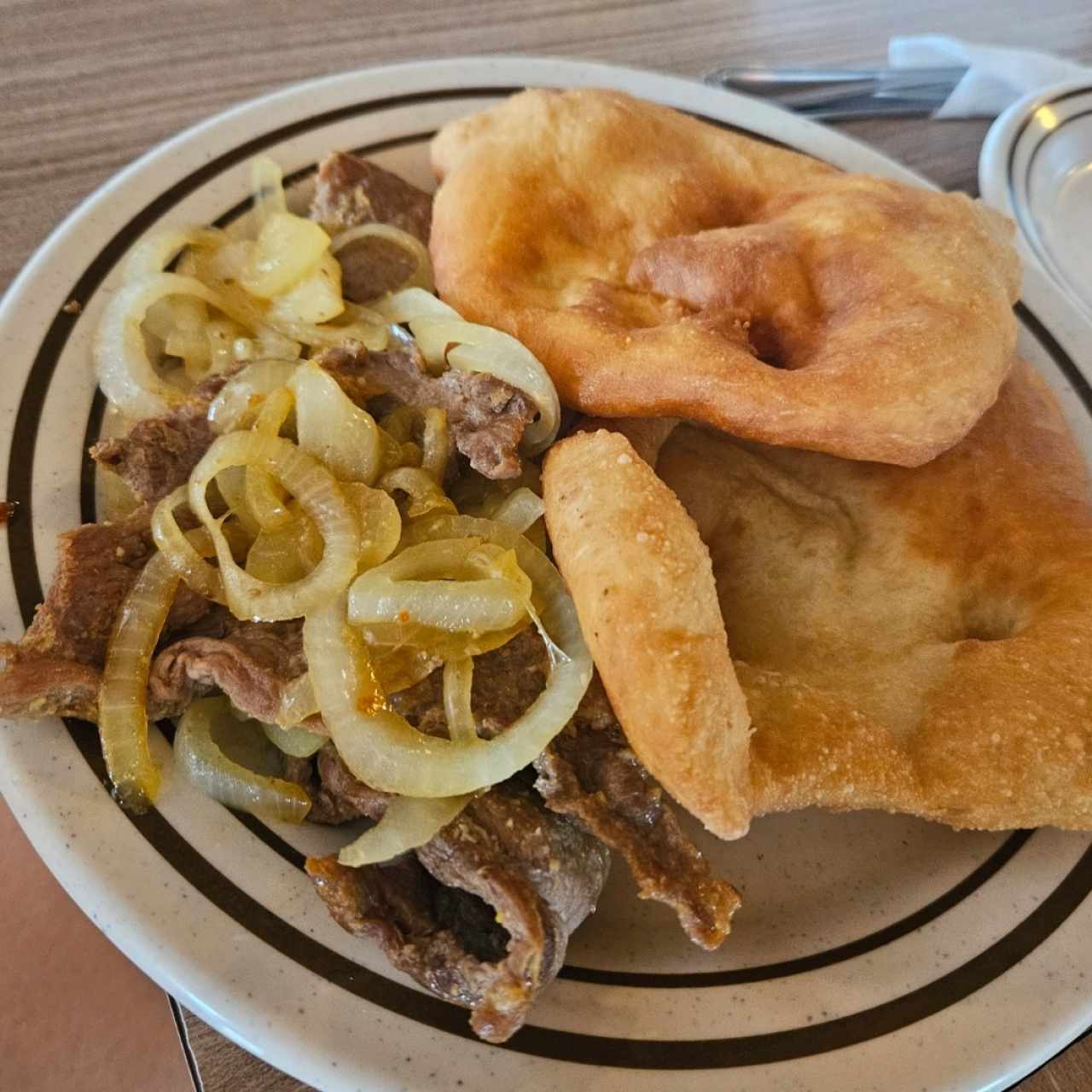 Bistec encebollado con hojaldre