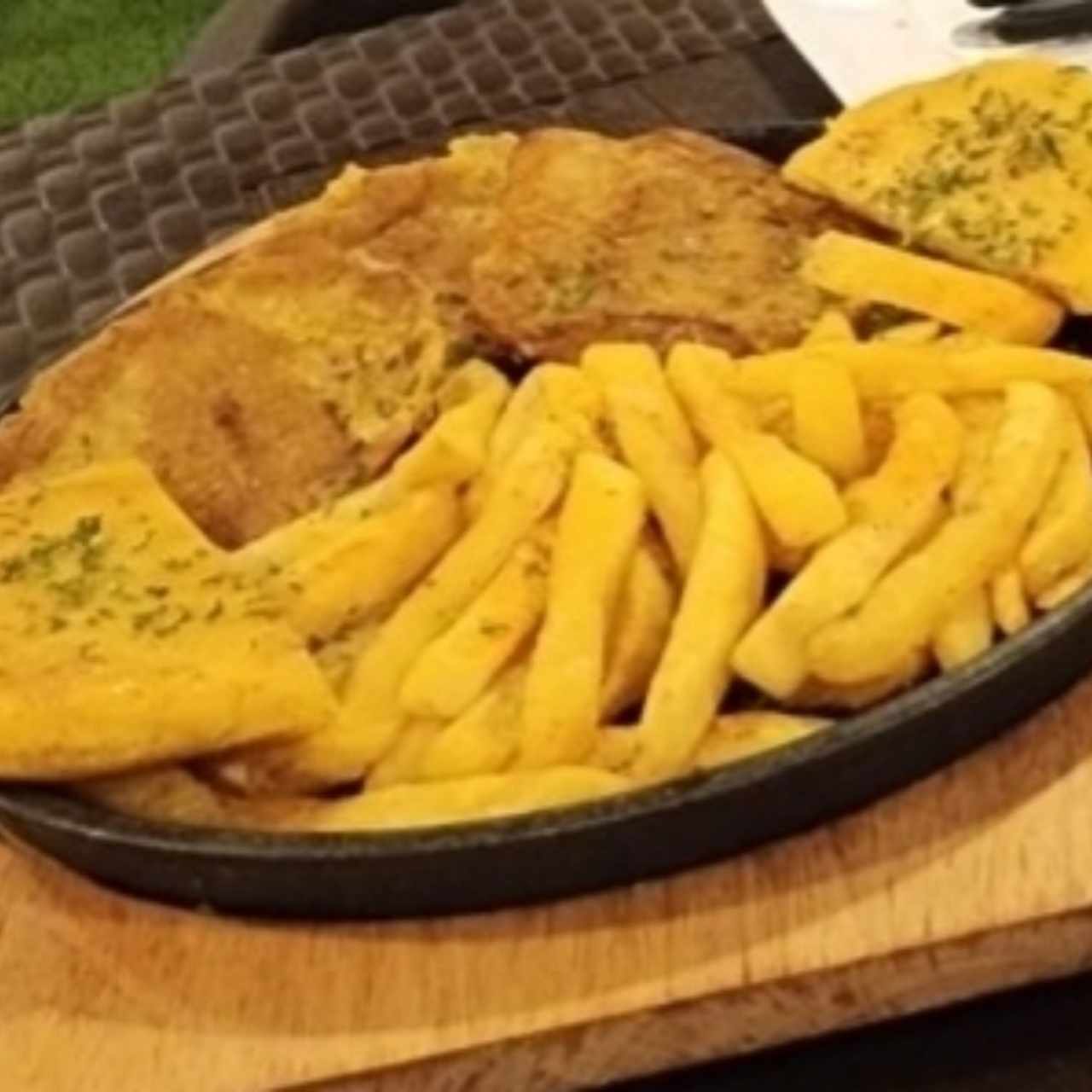 Patacones, papas fritas y arepa