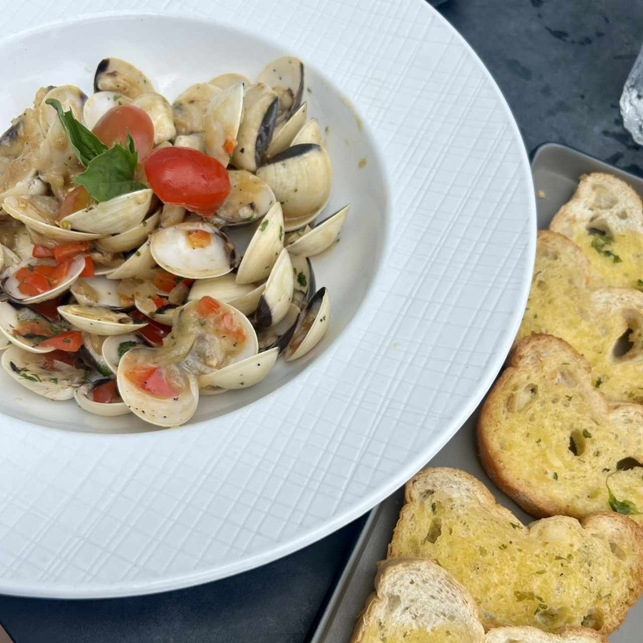 Almejas en Salsa Napolitana o al Ajillo