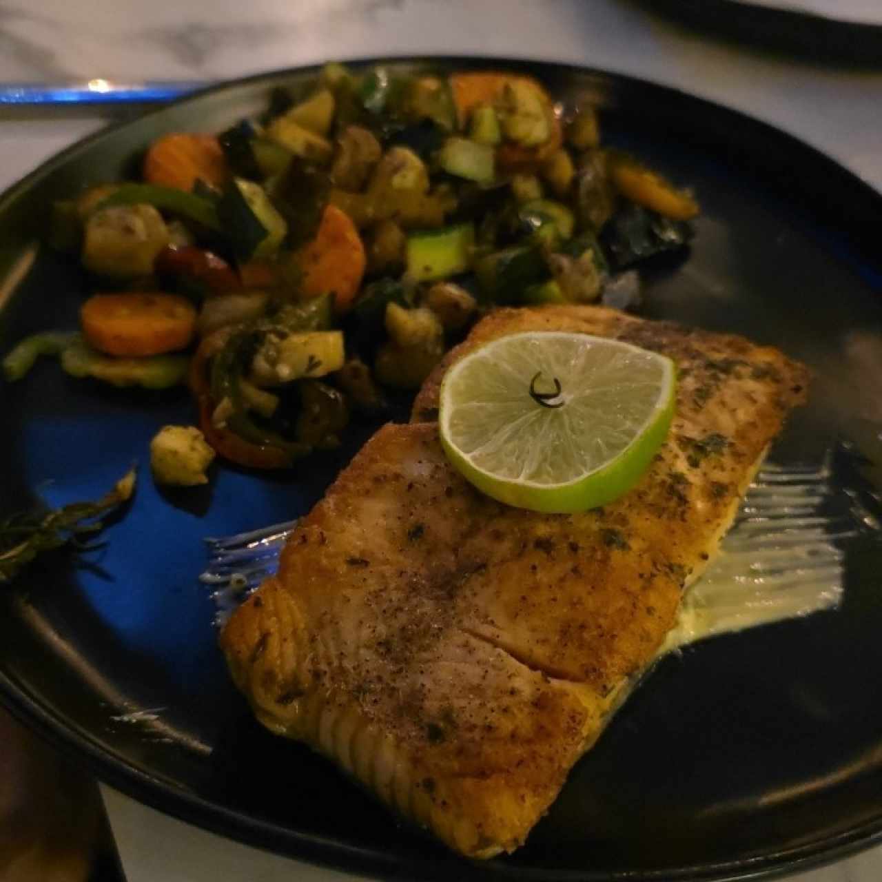 Salmón a la parrilla con vegetales salteadas