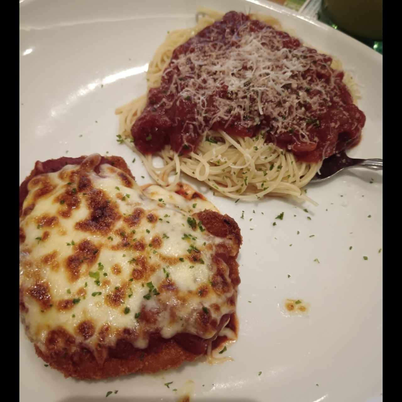 Spaguetti y pechuga de pollo parmesana 