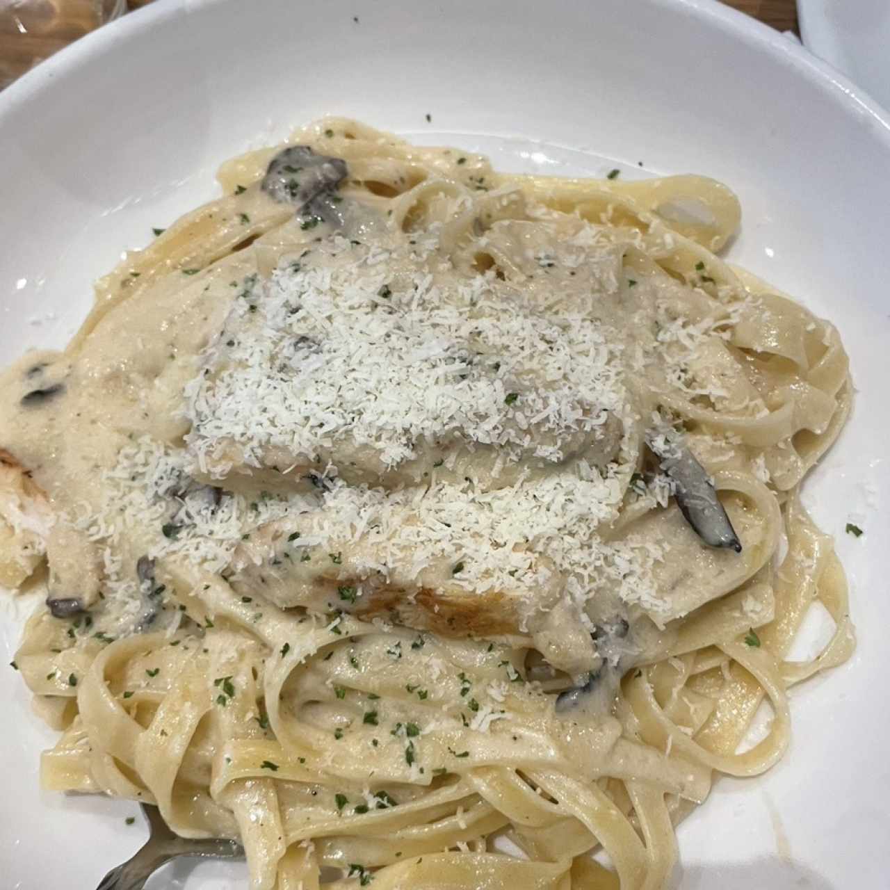 Pasta con salsa de hongos y pollo