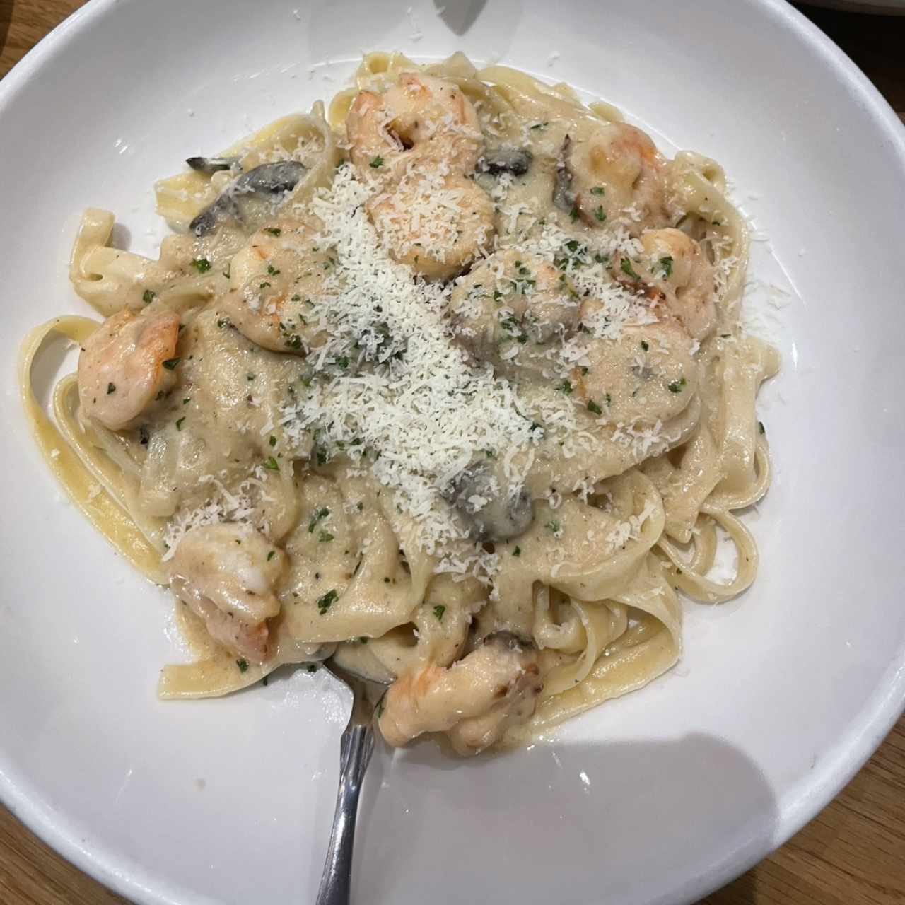 Pasta con salsa de hongos y camarones