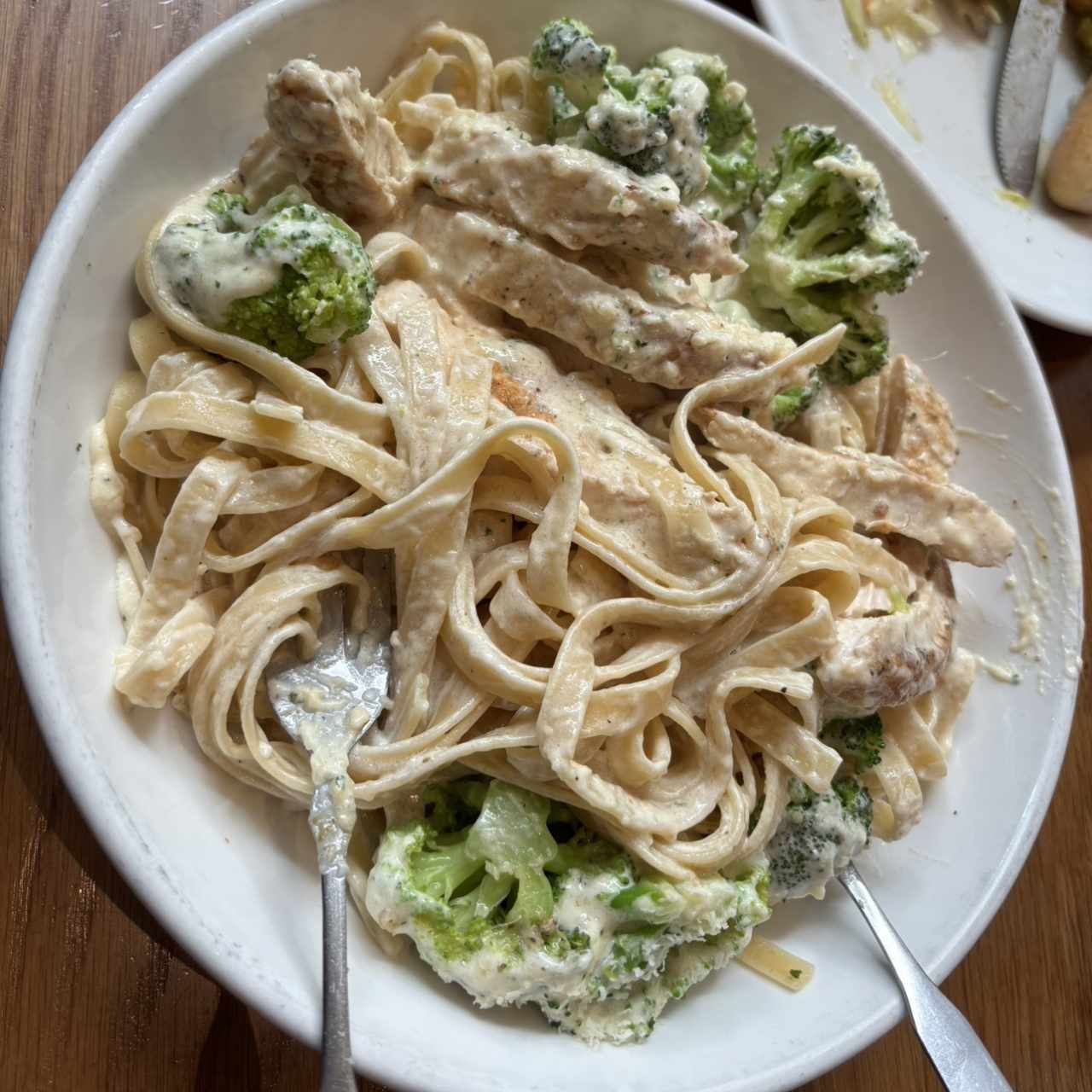 Pasta alfredo con pollo y brócoli 