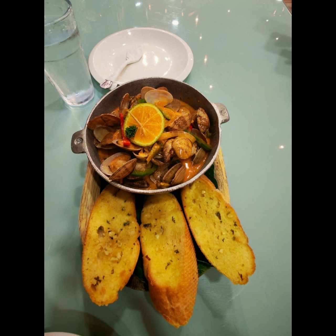 Almejas al ajillo