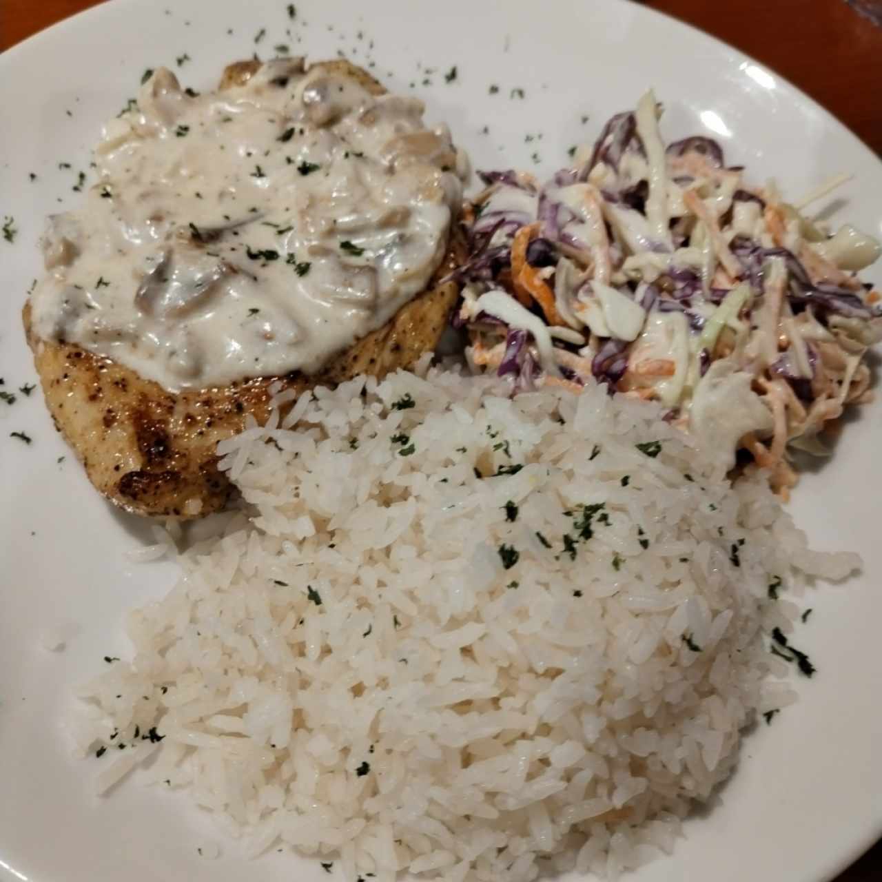 Pollo con salsa de chapiñones