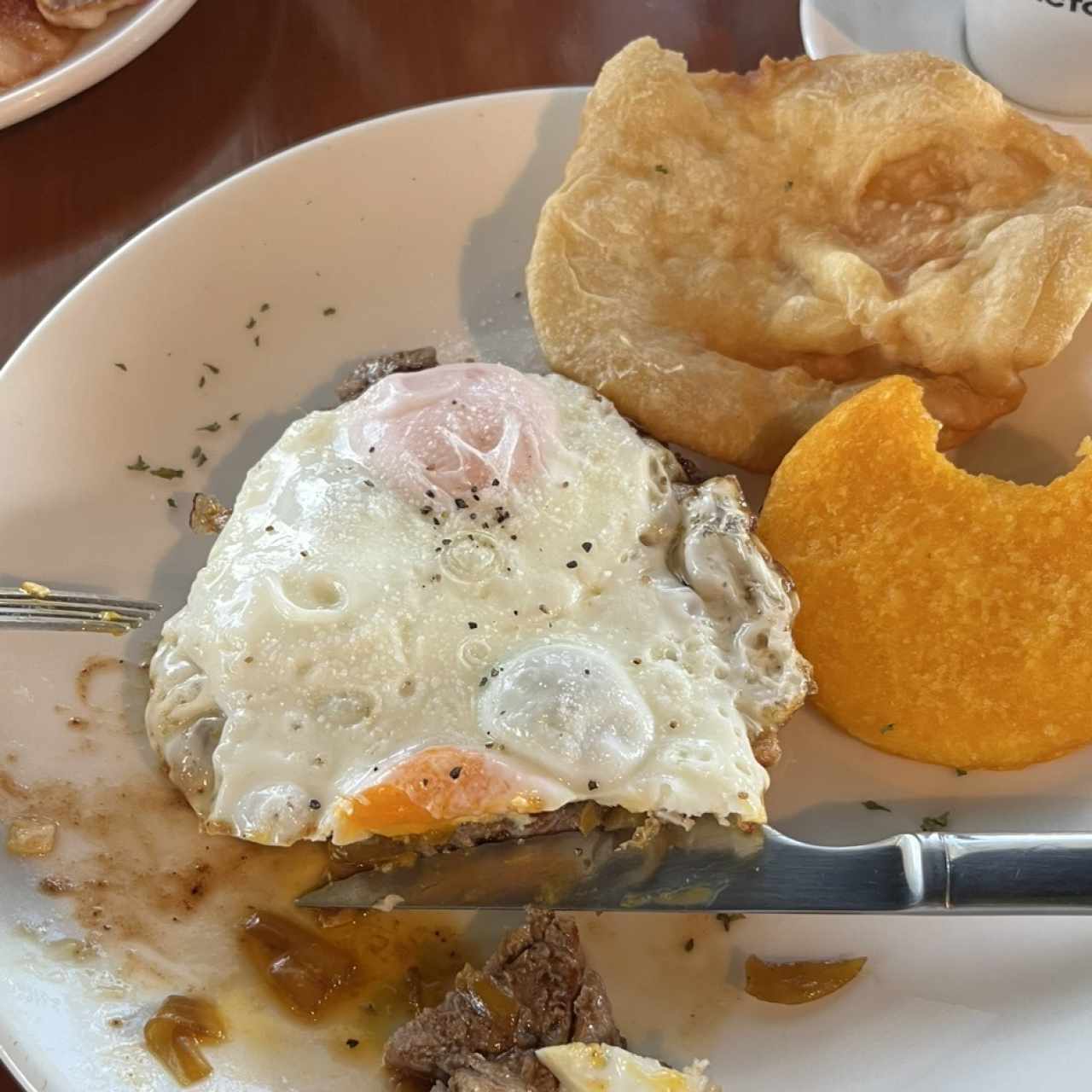 Desayunos - Bistéc a Caballo