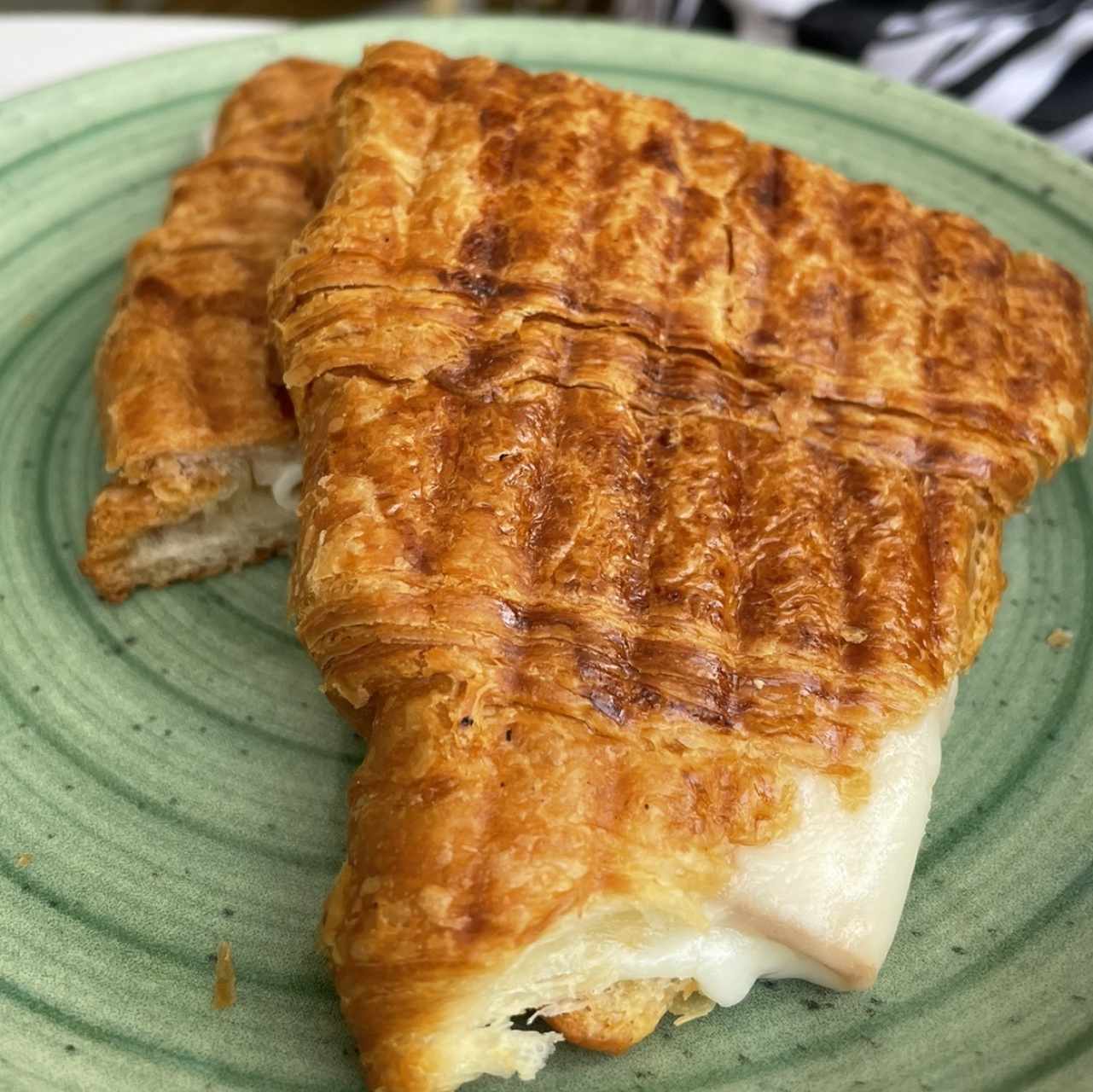 Croissant de jamón y queso