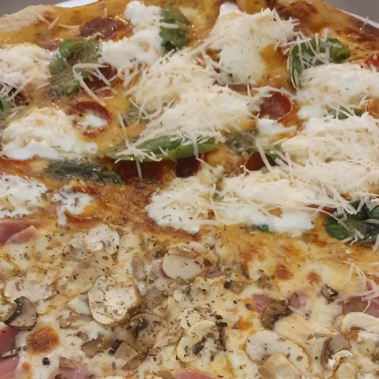 Pizza Queen y pizza de jamón y hongos.