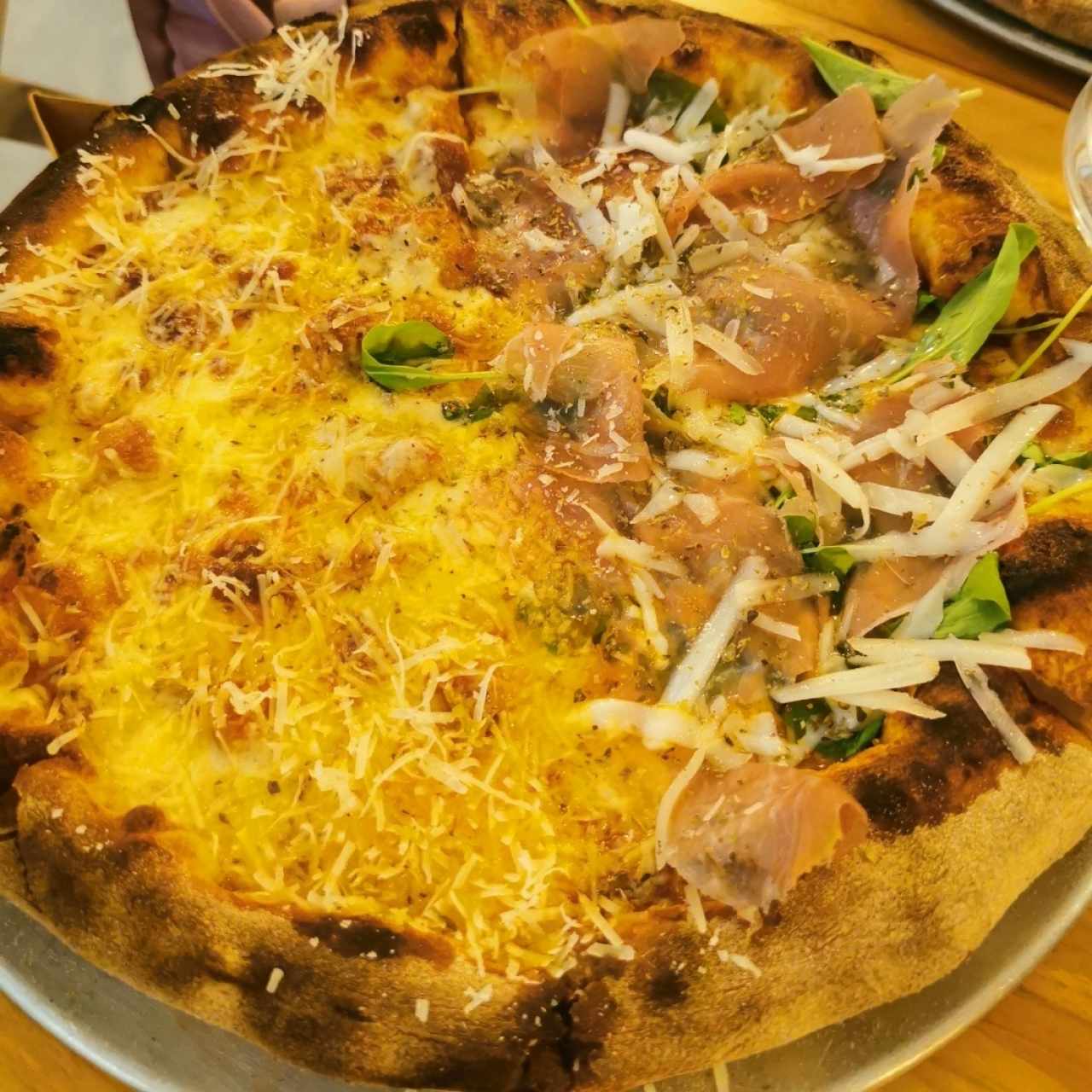 Pizza 4 quesos.. Y la otra con jamón serrano