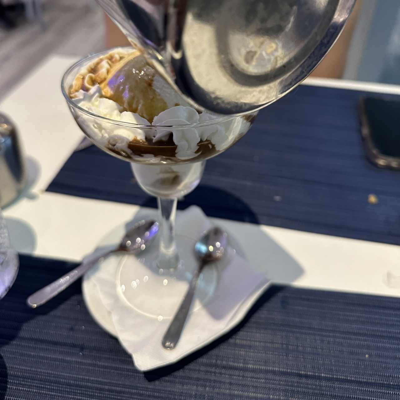 Postre de helado con café 