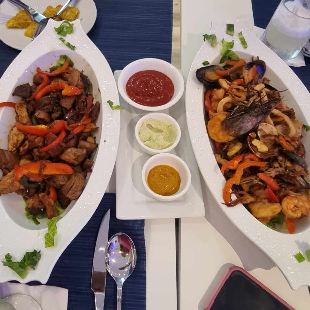 bandejas de carne y bandeja de mar.