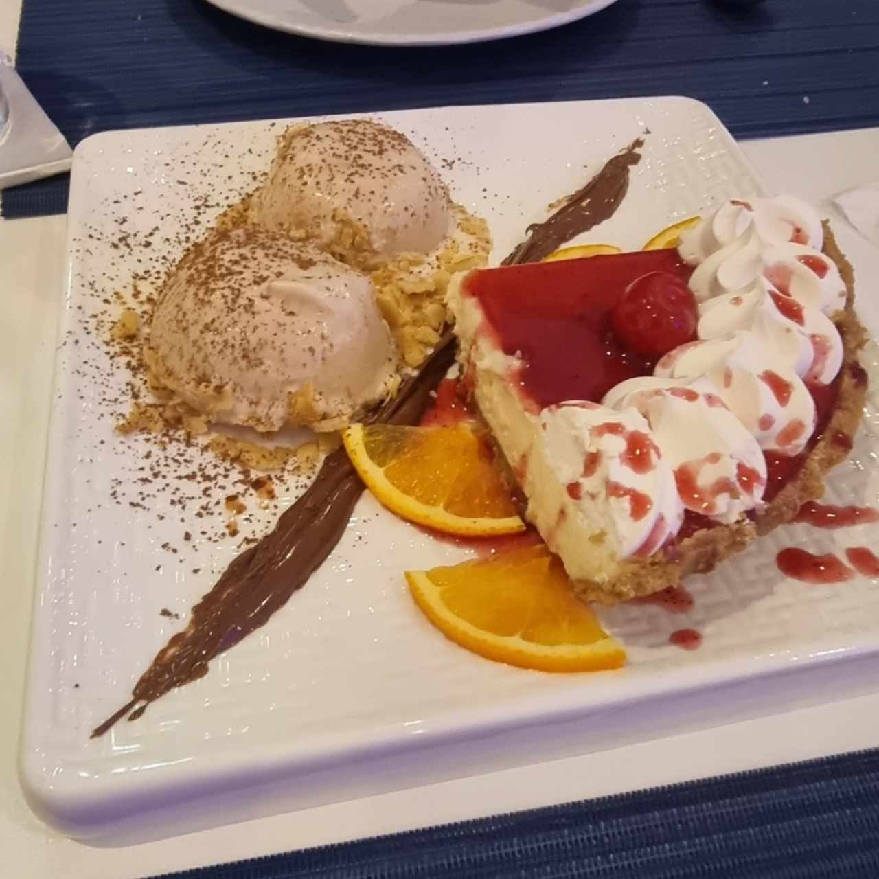 cheese cake de frutos rojos con helado de avellanas.  