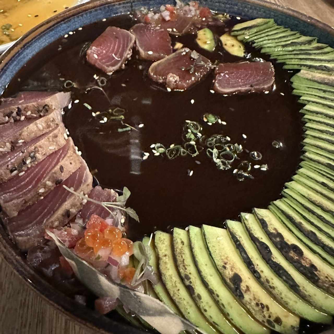 Atún con ices de aguacate y salsa especial