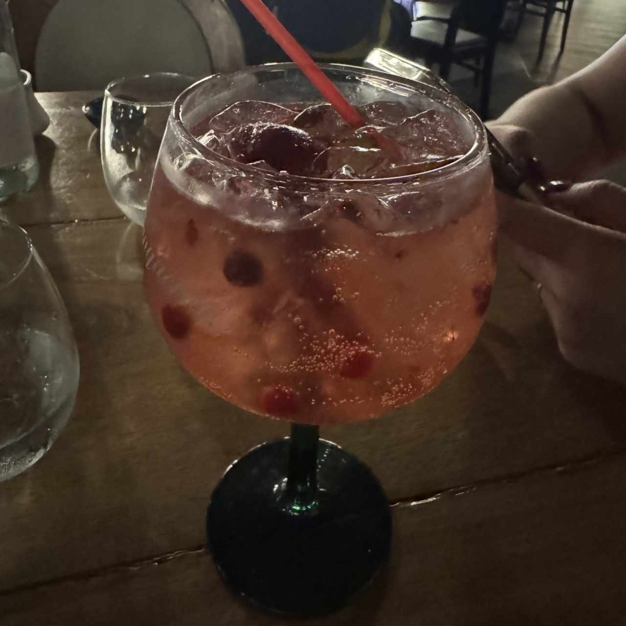 Vodka tonic de frutos rojos