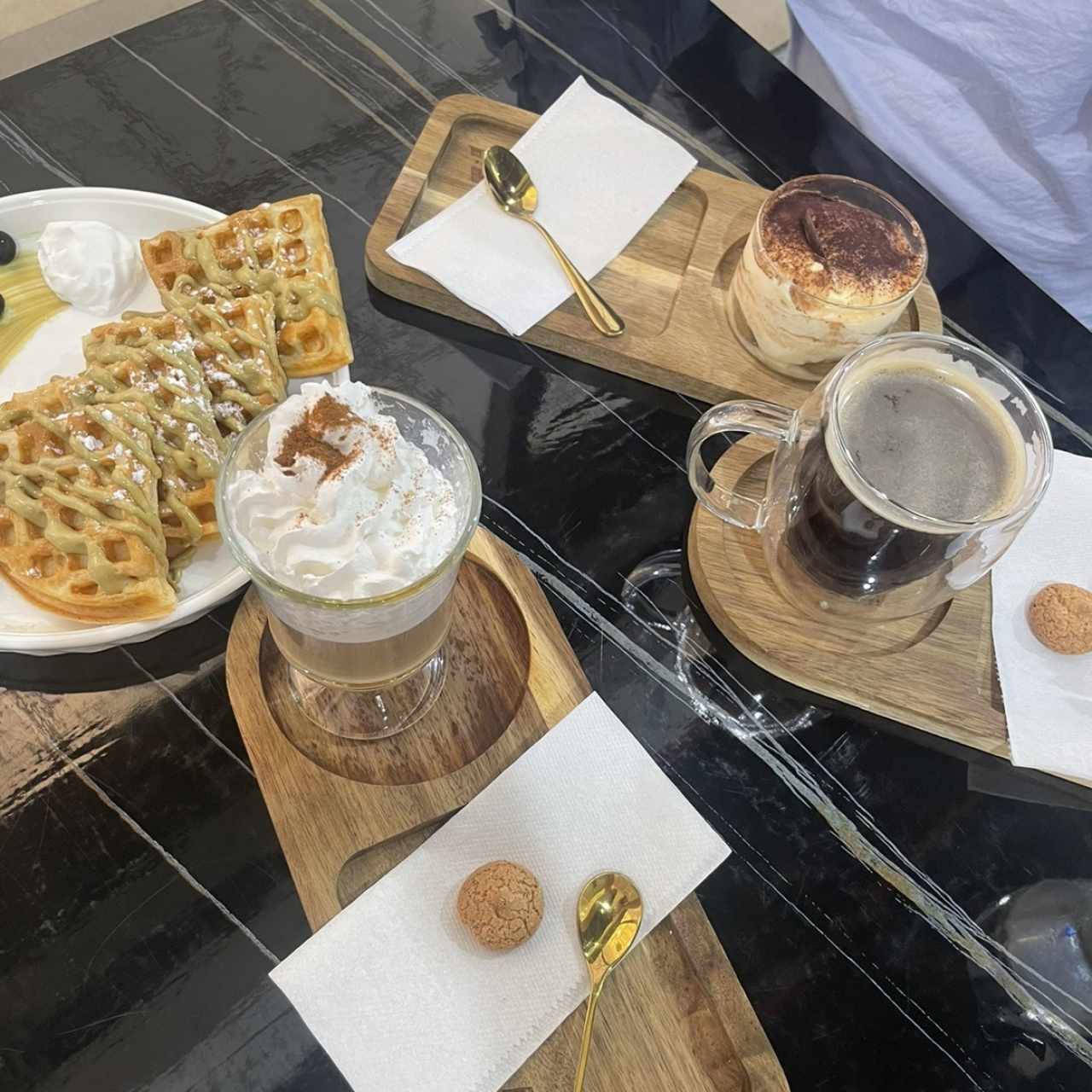 café con licor, tiramisú y café americano