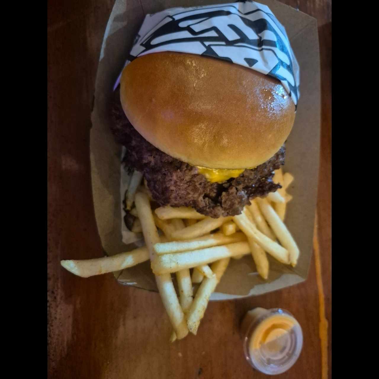 Combo - Bewy burger, papas, soda 355 ml