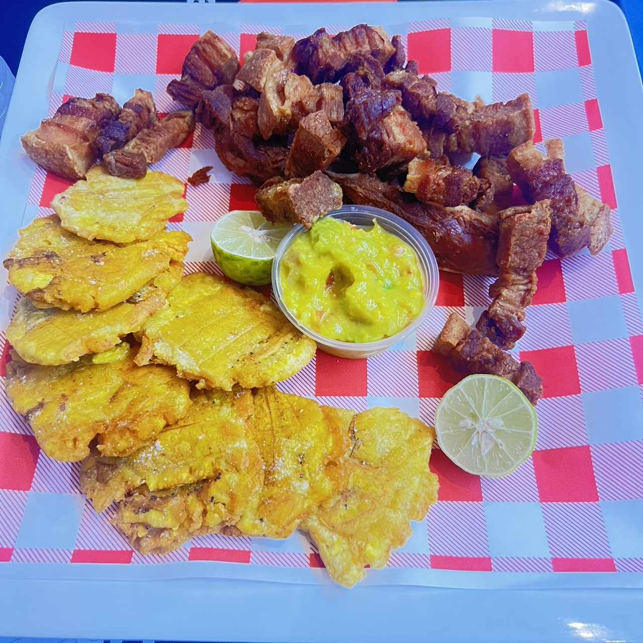 Chicharron con patacón 
