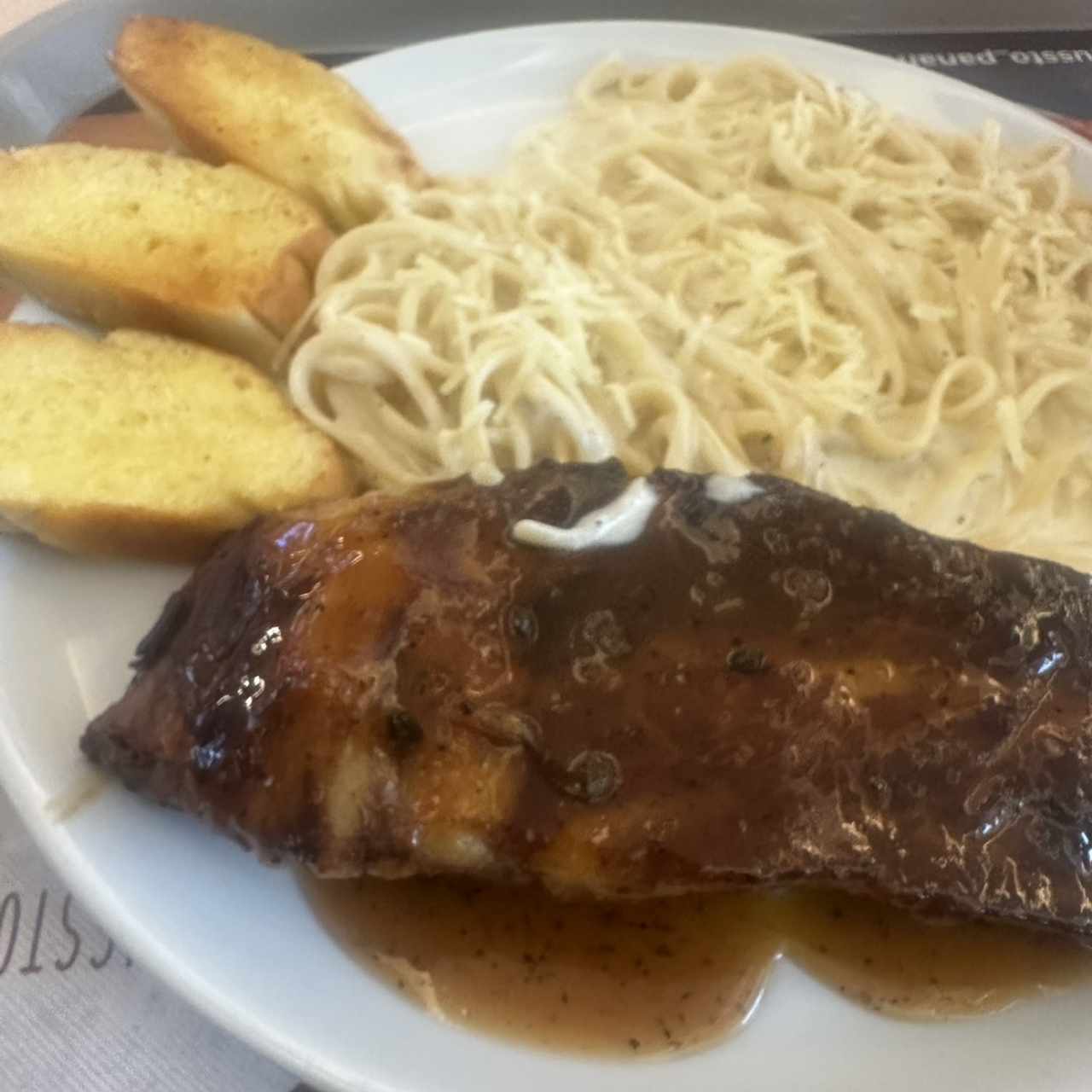 Pasta con costilla en salsa de maracuyá