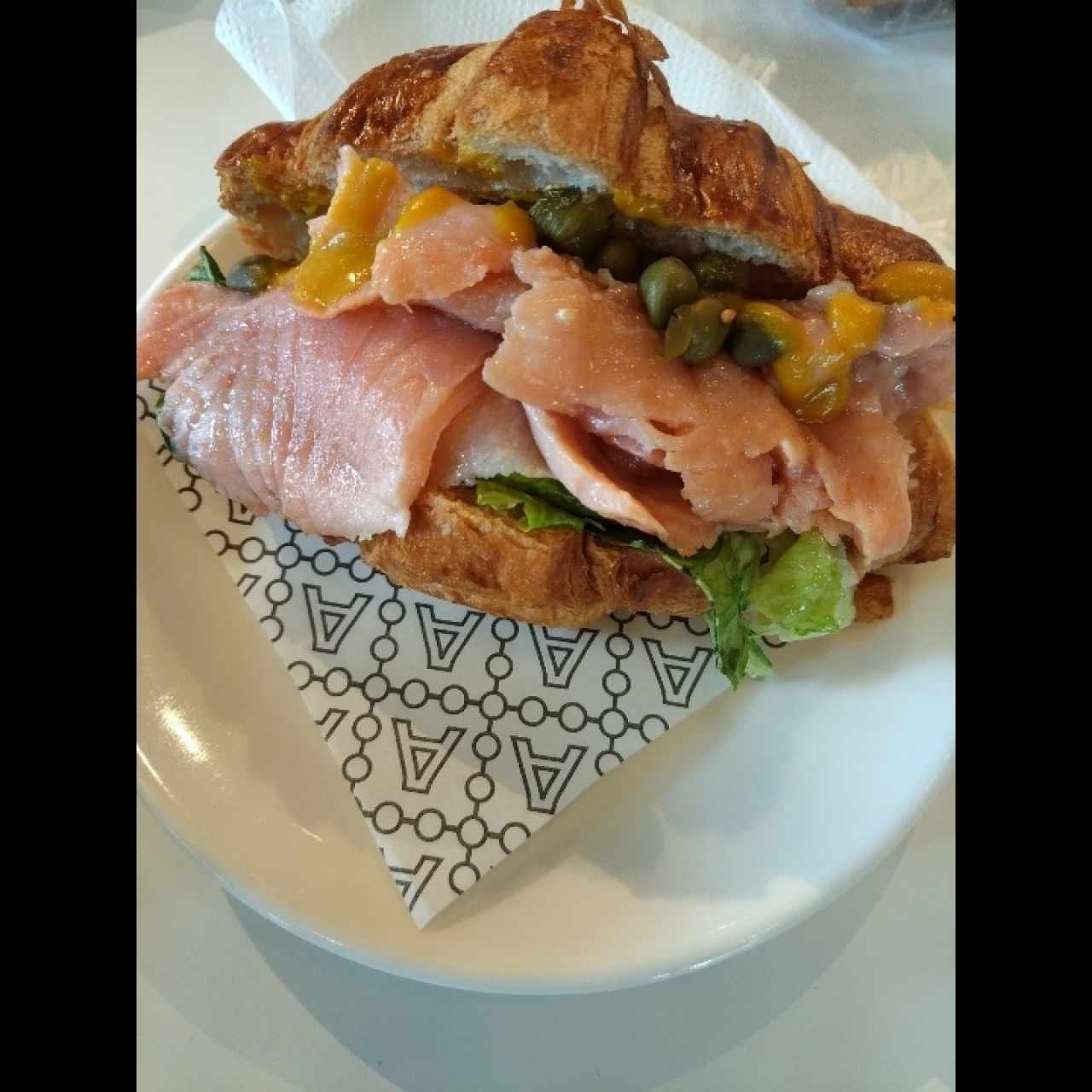 Croissant de Salmón y Queso Crema