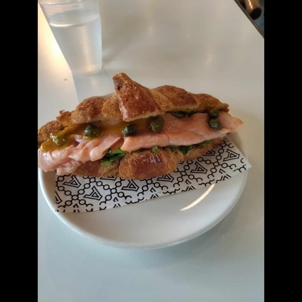 Croissant de Salmón y Queso Crema