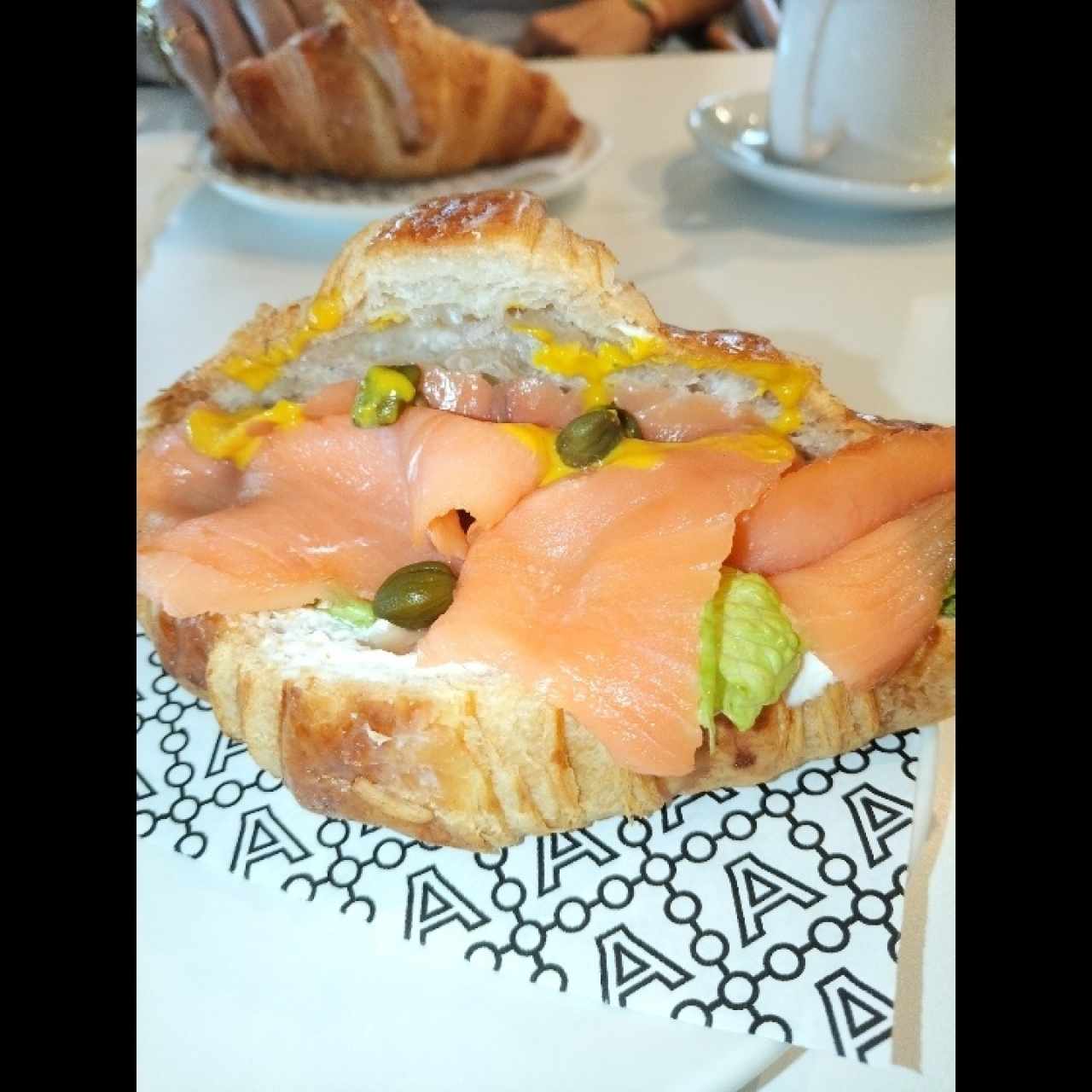Croissant de Salmón y Queso Crema
