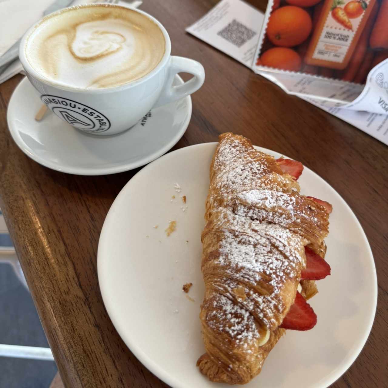 Croissant relleno de crema con fresas