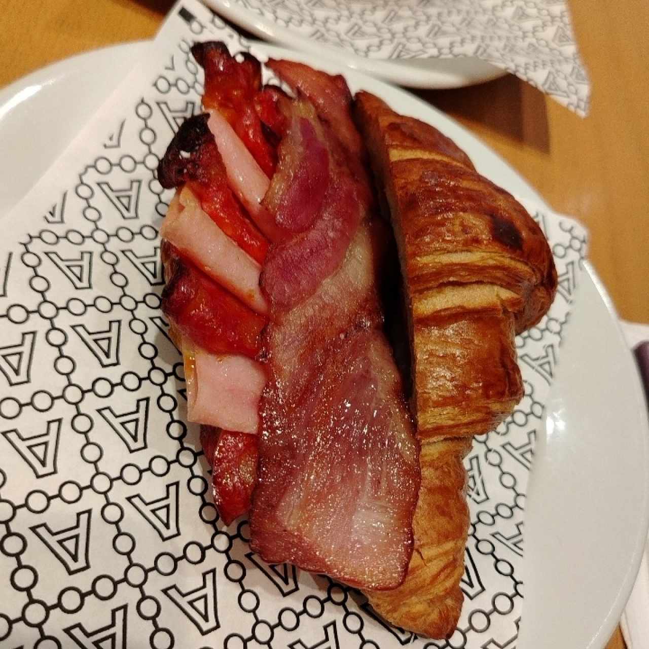 Croissant de jamón y queso extra tocino 