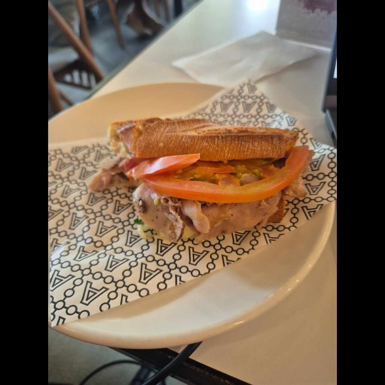 medio sandwich de pernil y queso