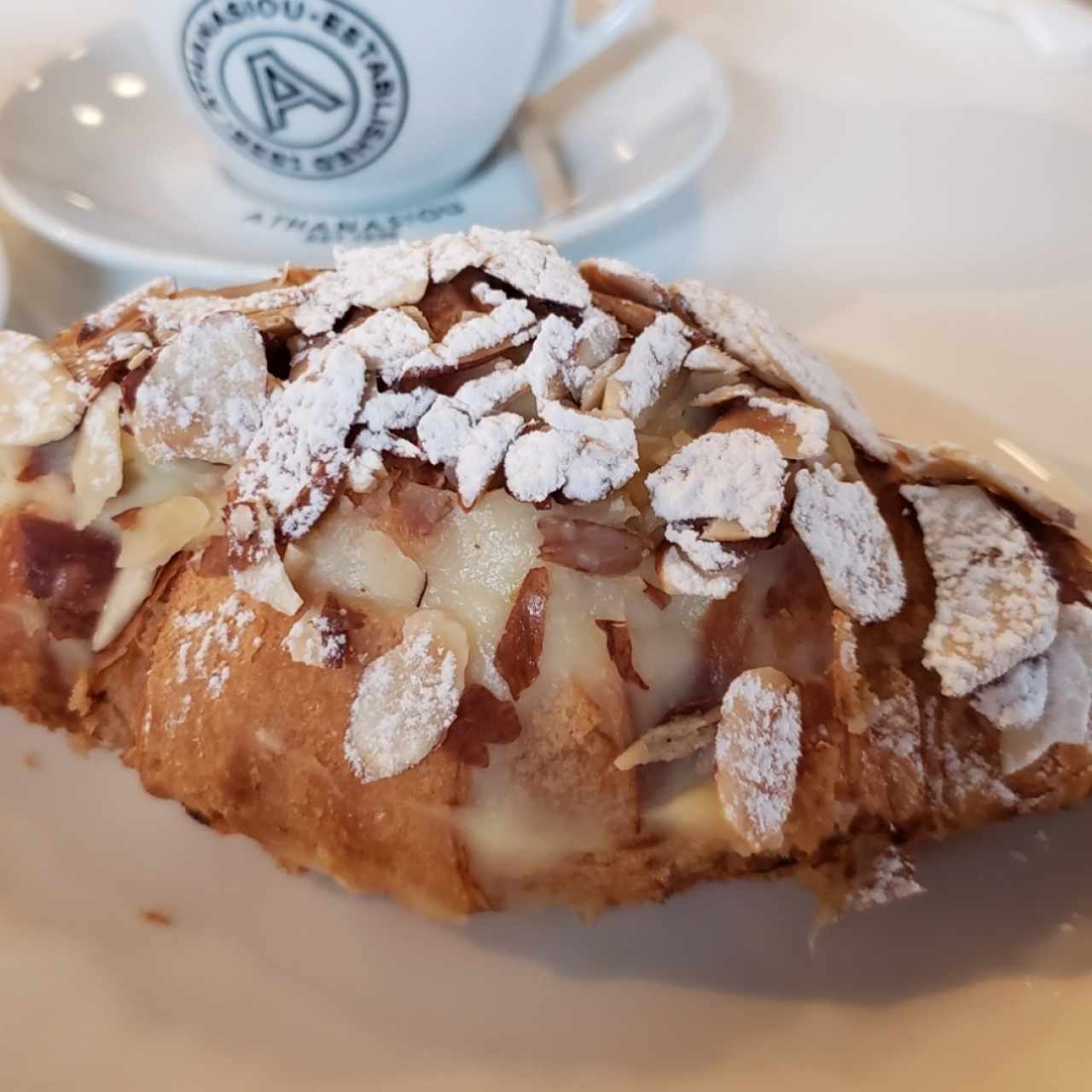Croissant relleno de crema y almendras