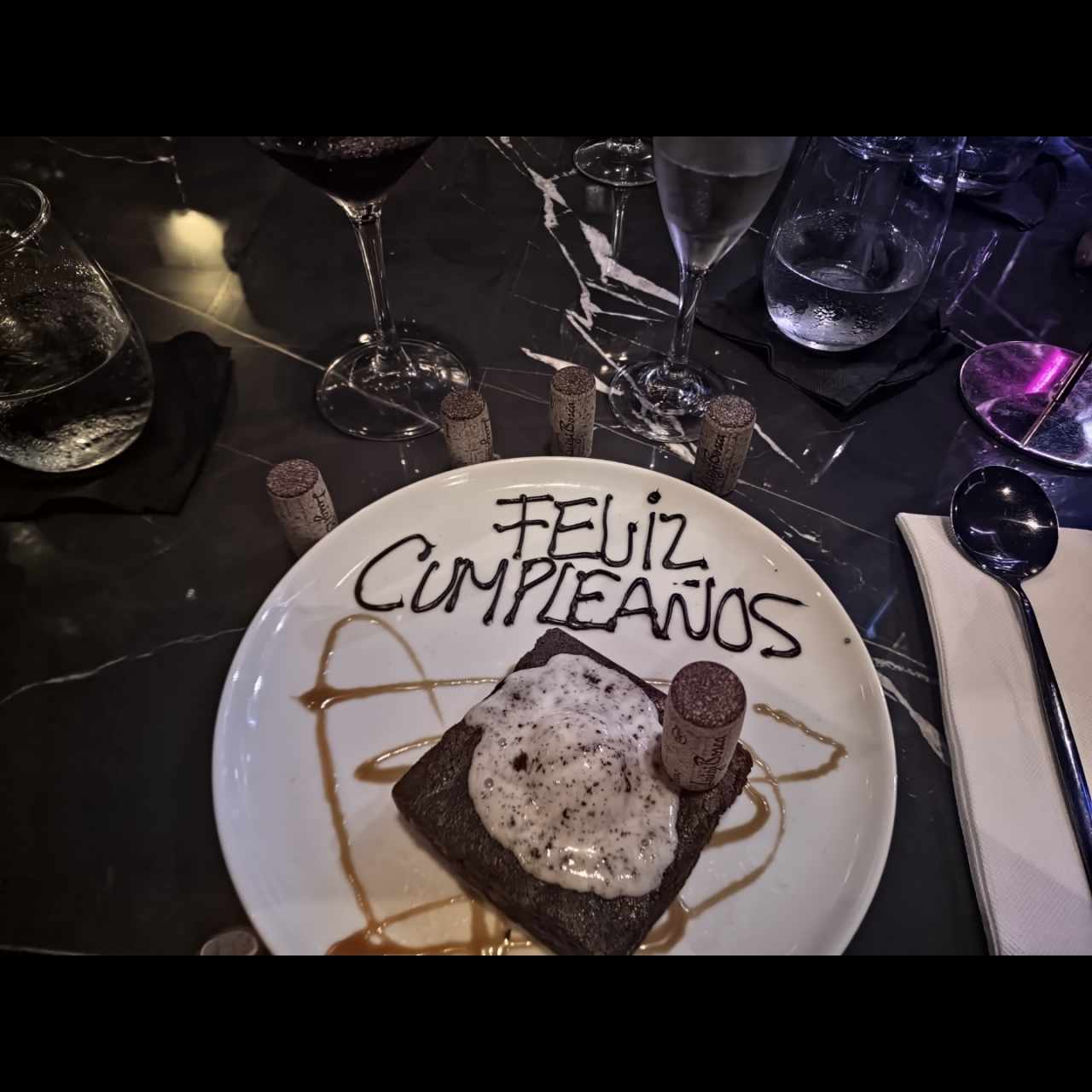 POSTRES - BROWNIE CON HELADO