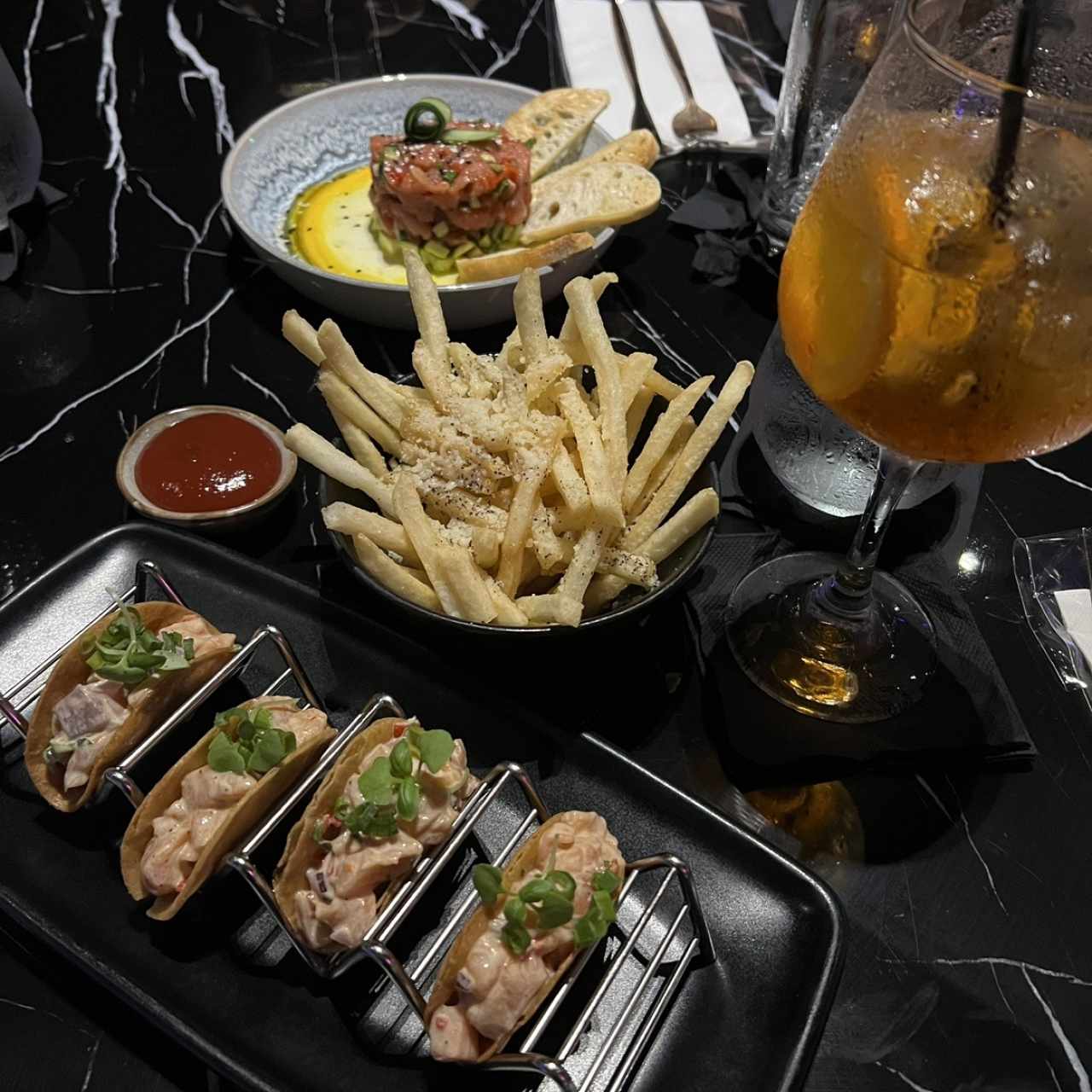 Tacos de salmon, Aperol spritz, papas trufadas y tartar de atún