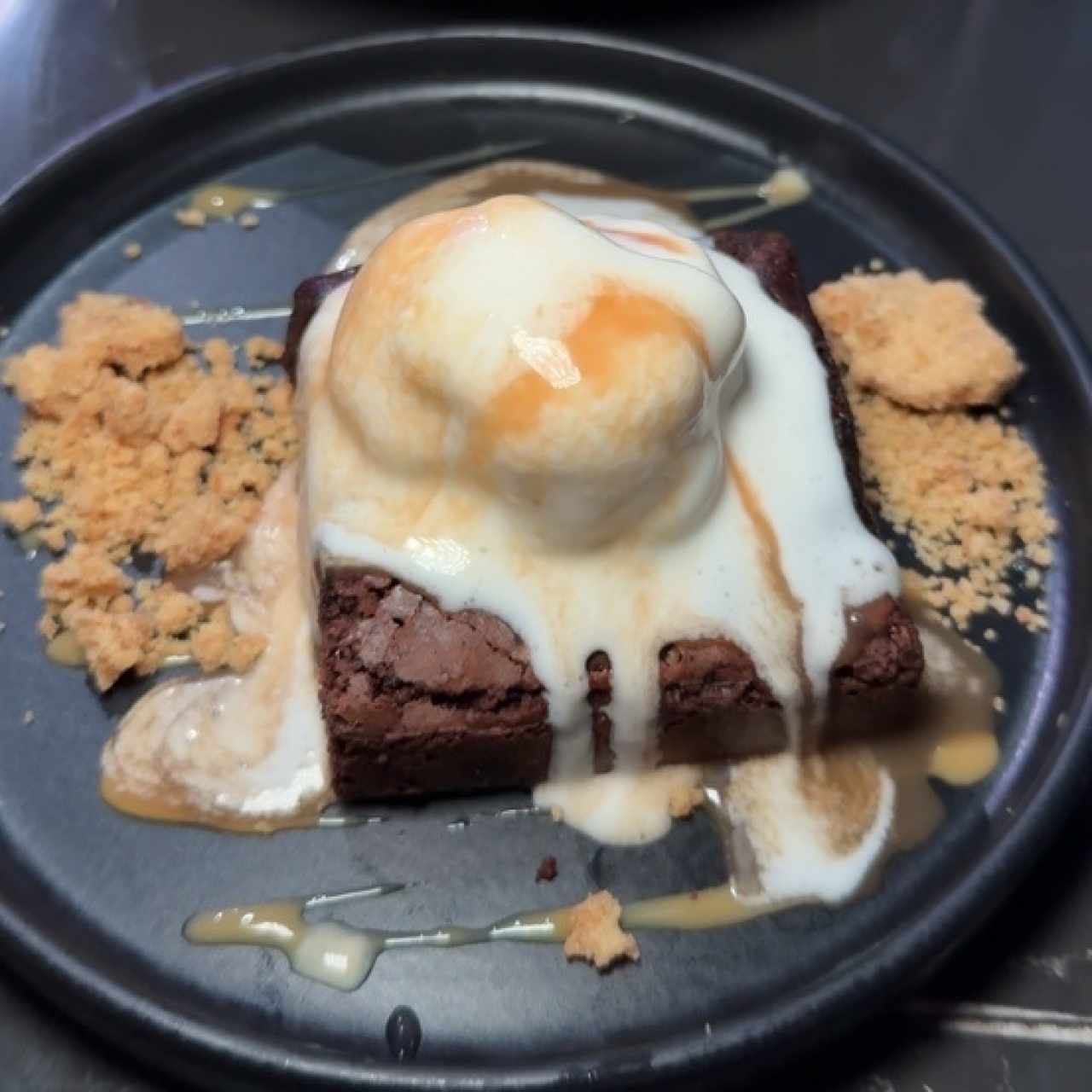 POSTRES - BROWNIE CON HELADO
