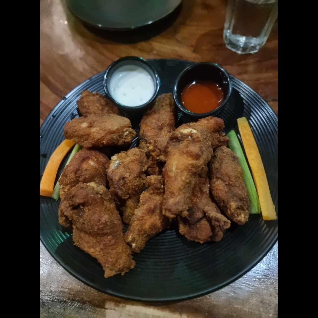 Chicken Wings con Salsas Ranch y Búfalo