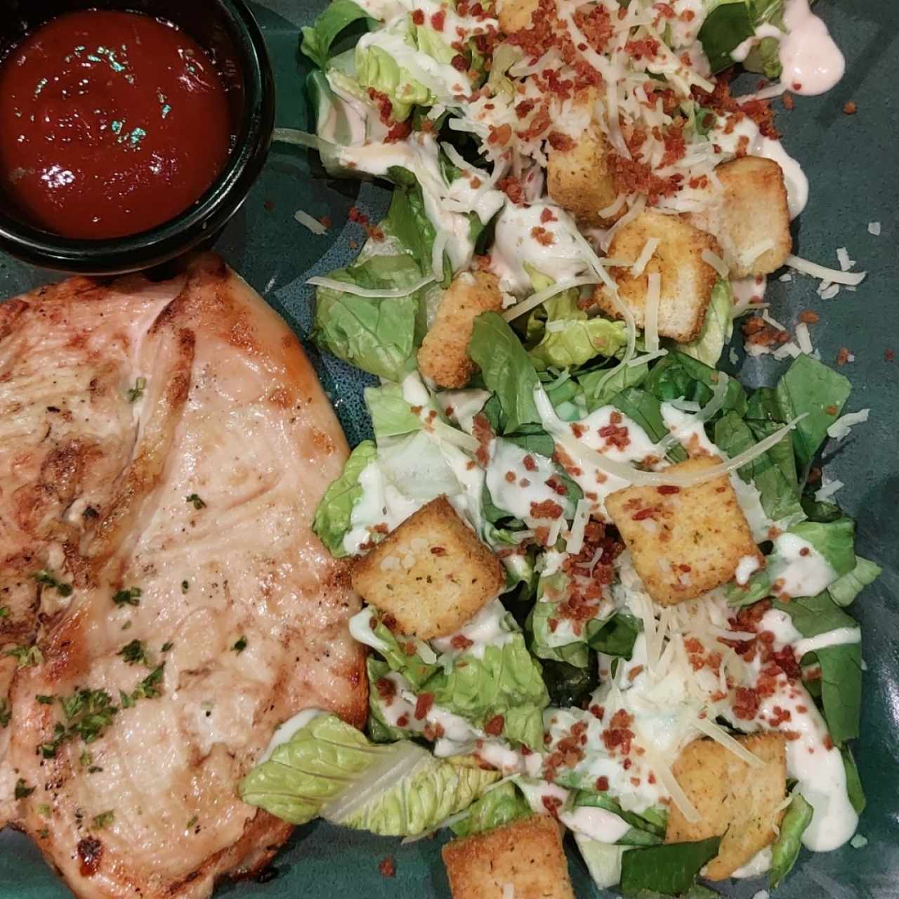 pollo y ensalada ceasar de acompañamiento 