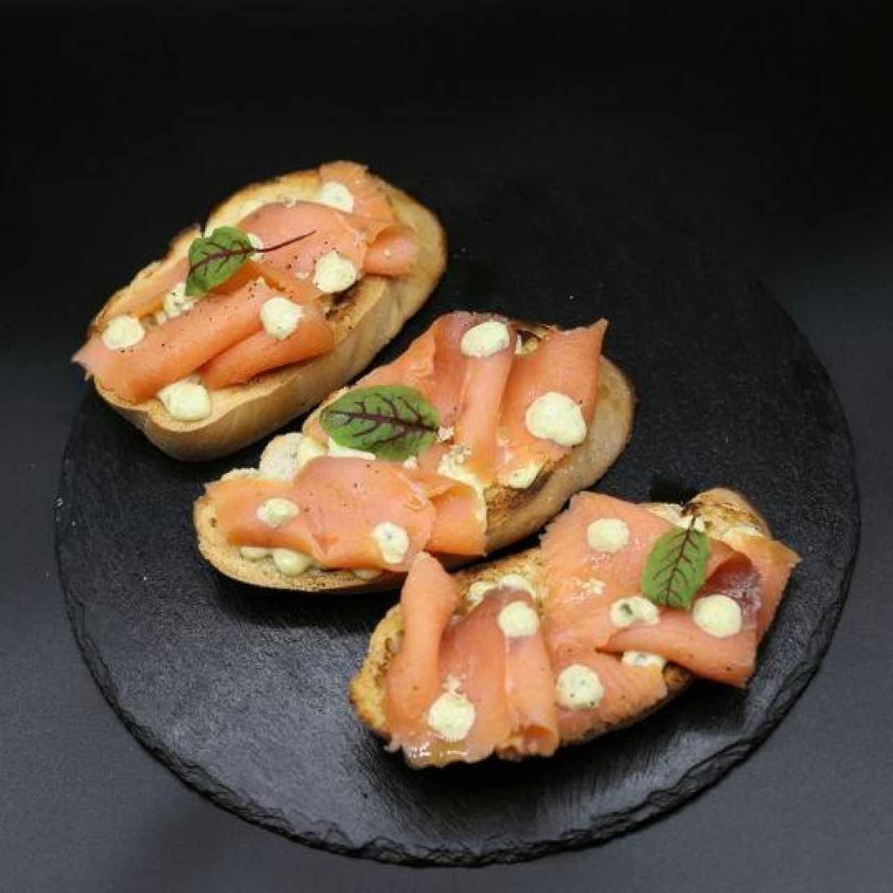 BRUSCHETTA AL SALMÓN